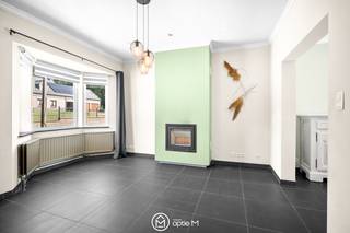 <h2><span>Op de Oostereindestraat 72 in Lummen vind je deze charmante en energiezuinige woning te koop.</span></h2>
De woning heeft een centrale ligging in Lummen, met winkels, scholen en openbaar vervoer in de nabije omgeving. Dankzij de vlotte verbinding naar de E314 bereik je snel Hasselt, Leuven en de omliggende gemeenten.<br /><br />Via de inkomdeur kom je terecht in de gezellige leefruimte met houtkachel, die aansluit op de eetkamer. Vanuit de eetkamer heb je toegang tot de uitgeruste keuken met kookeiland, kookplaat, oven, microgolfoven en kastruimte. Via de zijdeur in de keuken bereik je rechtstreeks het terras en de tuin. Aansluitend vind je de ruime badkamer met douche, lavabo en toilet.<br /><br />Op de eerste verdieping bevinden zich twee ruime slaapkamers met parketvloer, waarvan één voorzien is van ingemaakte kasten. De zolderverdieping kan ingericht worden als een derde slaapkamer. Dankzij het Velux-raam geniet je hier van een mooi uitzicht op de tuin en het omliggende groen. <br /><br />Buiten geniet je van een tuin van ca 500 m². Achteraan bevindt zich nog een tuinhuis voor extra opslagruimte. Daarnaast is er nog een verhard gedeelte aanwezig dat tal van mogelijkheden biedt, zoals het plaatsen van een tweede tuinhuis of een extra terras. Daarnaast beschikt de woning over voldoende parkeermogelijkheden naast de woning.<br /><br /><strong>Troeven van deze woning in Lummen</strong>

<ul>
	<li>Drie slaapkamers</li>
	<li>Dak vernieuwd in 2020</li>
	<li>15 zonnepanelen</li>
	<li>EPC C (209 kWh/m² jaar)</li>
	<li>Conforme elektrische keuring</li>
	<li>Parketvloer op de eerste verdieping en zolder</li>
	<li>Kelder als extra bergruimte</li>
	<li>Verwarming op gas</li>
</ul>
Interesse in deze woning te koop in Lummen? Contacteer ons via lize@optie-m.be of bel naar 0468 21 87 49. <br /><br />Wil je weten wat jouw woning waard is? Contacteer ons via bovenstaande gegevens voor een vrijblijvende waardebepaling.<br /><br />Extra informatie: GVV / WGLK / GMO / GVKR / GV