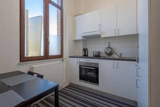 <p>Op een absolute toplocatie aan het <strong>Joseph Possozplein</strong>, midden in het bruisende centrum van Halle, bevindt zich dit aangename appartement op de tweede verdieping van een verzorgd gebouw met lift.</p><p>Dankzij de centrale ligging geniet u hier van alle comfort en voorzieningen binnen handbereik, terwijl u toch kan genieten van een rustige en aangename woonomgeving.</p><p>Bij het betreden van het appartement komt u terecht in een ruime en lichtrijke leefruimte die een aangenaam gevoel van ruimte creëert. Aansluitend bevindt zich de functionele keuken. Vanuit de leefruimte heeft u bovendien toegang tot het zonnige terras.</p><p>Verder beschikt het appartement over een ruime slaapkamer en een badkamer met douche in bad, lavabo en toilet. De praktische indeling maakt dit appartement bijzonder geschikt voor alleenstaanden, starters of investeerders die op zoek zijn naar een eigendom met een aantrekkelijk verhuurpotentieel.</p><p>Een bijkomende troef is de aanwezigheid van een afzonderlijke gasketel, wat zorgt voor een individueel en efficiënt beheer van het energieverbruik. Het gebouw is bovendien uitgerust met een lift, wat het wooncomfort extra verhoogt.</p><p>De ligging is zonder twijfel een van de grootste troeven van deze eigendom. Winkels, horeca, scholen, openbaar vervoer en tal van andere voorzieningen bevinden zich op wandelafstand, waardoor u optimaal kunt genieten van het stadsleven zonder in te boeten aan comfort. Bovendien wordt het Joseph Possozplein in de nabije toekomst heraangelegd, wat zal bijdragen aan een nog aantrekkelijkere leefomgeving en de uitstraling van deze toplocatie verder zal versterken.</p><p>Of u nu op zoek bent naar een eigen woonst op een centrale locatie of naar een interessante investering, dit appartement biedt een uitstekende opportuniteit in het centrum van Halle.</p>