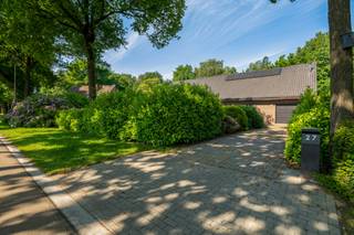 <h3><strong>Ruime laagbouwwoning op perceel van 2746 m² – 3 slaapkamers, vaste trap naar grote zolder en zonnepanelen</strong></h3>
<p>In een rustige en groene residentiële buurt in Merksplas aan de rand van Turnhout tref je deze <strong>breed opgezette laagbouwwoning</strong> aan, gelegen op een ruim perceel van <strong>2746 m²</strong> met een gevelbreedte van <strong>23 meter</strong> en een perceelbreedte van <strong>40 meter</strong>. Deze woning combineert ruimte, potentieel en een gunstige ligging voor wie op zoek is naar rust, comfort en een woning die je naar eigen smaak kan opfrissen.</p>
<p>De woning beschikt over <strong>3 volwaardige slaapkamers</strong> en een <strong>vaste trap naar een indrukwekkende zolder van ca. 230 m²</strong>, die nog volledig naar wens kan worden ingericht want de huidige eigenaar heeft hier alvast al de nodige leidingen voorzien. – ideaal voor extra kamers, een thuiskantoor of ontspanningsruimte.</p>
<p><strong>Belangrijke troeven:</strong></p>
<ul>
<li>
<p><strong>3 slaapkamers</strong> op het gelijkvloers</p>
</li>
<li>
<p><strong>Zolder van 230 m²</strong> bereikbaar via vaste trap – tal van mogelijkheden</p>
</li>
<li>
<p><strong>Zonnepanelen aanwezig</strong> – lagere energiekosten</p>
</li>
<li>
<p>Zeer <strong>ruim perceel van 2746 m²</strong> – ideaal voor tuinliefhebbers, speelruimte of bijgebouw</p>
</li>
<li>
<p><strong>Rustige, residentiële ligging</strong> – weinig verkeer en veel privacy</p>
</li>
<li>
<p>De woning <strong>kan wat opfrissing gebruiken, </strong>het geheel beschikt over een sterke basis om jouw droomhuis te creëren</p>
</li>
</ul>
<p>Of je nu op zoek bent naar een ruime gezinswoning of een investeringsproject met potentieel: deze woning biedt je alle mogelijkheden.</p>
<p>Interesse? Plan snel je bezoek in bij Domestic makelaars en ontdek de ruimte en mogelijkheden die deze eigendom te bieden heeft.</p>