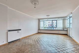 <p>In het bruisende centrum van Deinze op wandelafstand winkels, theater, scholen, openbaar vervoer,… op een boogscheut van belangrijke invalswegen kan u dit mooie appartement vinden. Het gebouw bestaat uit 3 verdiepingen en het appartement 83m² bewoonbare oppervlakte bevindt zich op de tweede verdieping. </p><p></p><p>U betreedt het appartement via de centrale inkomhal. In de lichtrijke woonkamer is een authentieke parketvloer aanwezig. </p><p>De keuken is voorzien van kookplaat, dampkap, oven en een vaatwasmachine. Aangrenzend is er een balkon. </p><p>De badkamer beschikt over een ligbad en een lavabomeubel. Aanpalend vind u een apart toilet. </p><p>Aan de achterzijde van het gebouw bevinden zich 2 volwaardige slaapkamers. </p><p></p><p>In de kelderverdieping is er een praktische berging aanwezig. Het appartement beschikt eveneens over een overdekte, afgesloten autostaanplaats. Verplicht bij te kopen € 17.000.</p>
