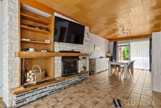 Deze ruime Bel-etage is gelegen in het hart van Sint-Amands, op een uitstekende locatie nabij de kaai en de Schelde. De woning biedt een ideale combinatie van ruimte en comfort. <strong>Indeling:</strong> Gelijkvloerse verdieping: Inkomhal, garage voor twee wagens, berging/wasplaats en een extra garagebox. Eerste verdieping: Centrale traphal, toilet, ruime woonkamer, keuken en een gezellig terras. Tweede verdieping: Vier slaapkamers en een badkamer. <strong>Extra troeven:</strong> Nieuwe condensatieketel (december 2019), volledig vernieuwde elektrische installatie, airco voor extra comfort, zonnepanelen, wat bijdraagt aan een lager energieverbruik. Let op: het EPC-attest werd opgesteld vóór de installatie van de zonnepanelen, waardoor de woning sindsdien energetisch verbeterd is. CV op gas. EPC: 195 kWh/m²/j. | UC: 2247785. Voor meer informatie of een bezichtiging, neem gerust contact op via telefoon 03/283.84.84 of e-mail <span>gert</span><span>@ax</span><span>-quality</span><span>.be</span>