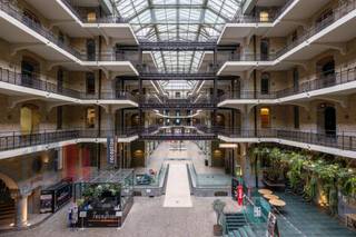 Instapklare <strong>kantoorruimte van 348 m² </strong>te huur op een toplocatie in het hart van Brussel, met uitstekende bereikbaarheid.<br />De ruimte maakt deel uit van het iconische Tour & Taxis, Koninklijk Pakhuis, een karaktervol en volledig gerenoveerd kantoorgebouw waar erfgoed en modern werkcomfort samenkomen.<br /><br />Het gebouw werd recent verder geoptimaliseerd met duurzame en hoogwaardige voorzieningen zoals <strong>zonnepanelen en HVAC</strong>. De lucht wordt volledig 5 keer per uur ververst, wat zorgt voor een constant gezond binnenklimaat. Daarnaast zijn in elke module sensoren geïnstalleerd die de luchtvochtigheid en <strong>CO₂-niveaus meten</strong>. De liften en automatische deuren zijn bovendien uitgerust met digitale toegangscontrole.<br /><br />Gebruikers genieten daarnaast van extra troeven zoals vernieuwde sanitaire blokken, douches en een beveiligde fietsenstalling.<br /><br />Dankzij de strategische ligging aan de toegangspoort van de volledige Tour & Taxis-site bevinden alle voorzieningen zich binnen handbereik: een ruim aanbod aan restaurants, winkels, sportfaciliteiten, een representatieve onthaalfunctie en een kinderdagverblijf zorgen voor een complete en dynamische werkomgeving.<br /><br />Contacteer<strong> PANORAMA B2B</strong> voor meer informatie, plannen of een vrijblijvend bezoek via <strong>0477 09 00 09.</strong>