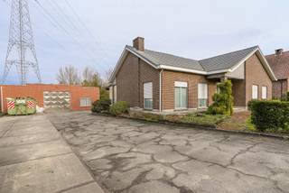 In Bornem, op een uitzonderlijk groot perceel van 2.277m², bevindt zich deze open bebouwing van 166m² met een indrukwekkende loods/atelier van...