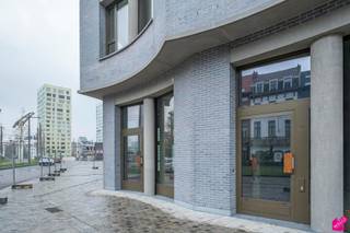 De handelsruimten van The London Residence liggen in de Cadixwijk, het kloppend hart van het Eilandje met een groen stadsplein en heraangelegde wegen. Een leefbare en <br />dynamische buurt die uitstekende troeven biedt om uw activiteiten verder uit te bouwen.<br /><br />The London Residence voorziet in een aantal fraaie, volledig naar smaak in te richten handelsruimtes die casco worden opgeleverd. De gunstige ligging zorgt voor zichtbaarheid en <br />garandeert een grote passage. De architectuur en afwerking van het gebouw geven het geheel extra uitstraling en karakter. Binnenin vormen de hoge plafonds en de mooie <br />glaspartijen de absolute blikvangers. De ruimtes zijn uitermate geschikt voor bv. speciaalzaken of boetieks, evenals voor kantoren of art galleries. Met een toplocatie en <br />de perfecte omkadering heeft dit prachtige pand alles in huis om uw onderneming te laten uitgroeien tot een bloeiende zaak.<br /><br />Verkoop onder het stelsel van registratierechten voor wat betreft het grondaandeel, BTW voor wat betreft de constructie.<br />Contacteer geheel vrijblijvend ons kantoor voor meer informatie of een bezoek ter plaatse en ontdek zo de verschillende mogelijkheden. <br /><br />Stedenbouwkundige inlichtingen: vg, gvv, wg, gvkr, gmo<br />P-score: A<br />G-score: A<br />EPB Startverklaring beschikbaar.