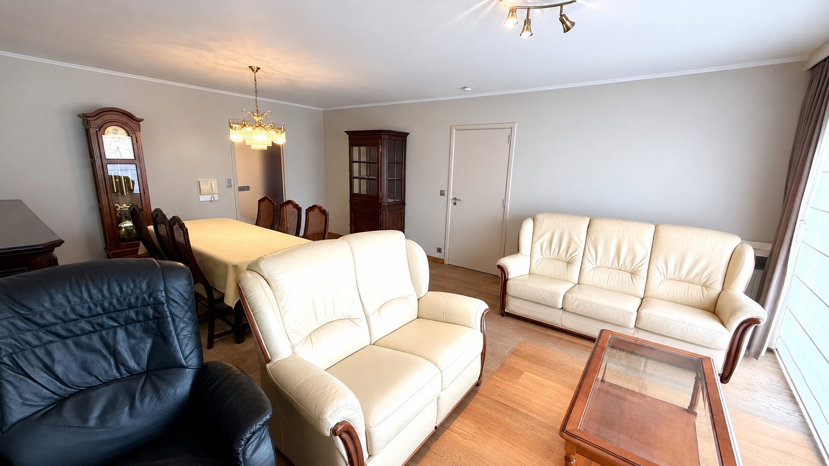 Ruim en verzorgd appartement met 2 slaapkamers en met garagebox op toplocatie aan de Markt - foto 5
