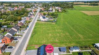 Met 568 m² biedt dit bouwperceel net wat meer ruimte voor wie een halfopen woning met een aangename tuin wil realiseren. De achterzijde van het perceel kijkt uit over de omliggende velden.<br /><br />Het perceel ligt aan de Riemsterweg in Martenslinde, met een vlotte verbinding richting Bilzen, Genk, Riemst, Maastricht en de E313. Winkels, scholen en openbaar vervoer bevinden zich eveneens in de nabije omgeving.<br /><br />Het perceel is bestemd voor halfopen bebouwing en biedt onder meer volgende mogelijkheden:<br /><br />Gelijkvloerse bouwdiepte tot maximaal 17 m<br /><br />Bouwdiepte op de verdieping tot maximaal 12 m<br /><br />Maximaal 2 volwaardige bouwlagen<br /><br />Keuze tussen een hellend of plat dak<br /><br />Mogelijkheid tot het voorzien van een carport binnen de voorziene zone<br /><br />Afmetingen van het perceel:<br /><br />Straatzijde: ca. 11,4 m<br /><br />Achterzijde: ca. 11,3 m<br /><br />Linkerzijde: ca. 50 m<br /><br />Rechterzijde: ca. 50 m<br /><br />Daarnaast voorzien de verkavelingsvoorschriften de mogelijkheid om één vrijstaand bijgebouw per perceel op te richten, bijvoorbeeld een tuinberging, poolhouse of terrasoverkapping. De oppervlakte bedraagt maximaal 10% van de achtertuin, wat voor halfopen bebouwing neerkomt op ongeveer 22 m², afhankelijk van de uiteindelijke inrichting van de achtertuin.<br /><br />Achteraan bevindt zich een grachtzone die onbebouwd moet blijven.<br /><br />De hoofdbestemming is wonen. Als nevenactiviteit zijn vrije beroepen, kantoorruimte en diensten toegestaan, met uitzondering van horeca en handel.<br /><br />Op zoek naar een ruim perceel voor halfopen bebouwing, met voldoende plaats voor een eigen woning en tuin én een open uitzicht aan de achterzijde? Neem contact op via 089 390 990 of info@immofair.be!
