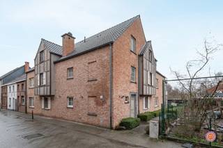 Vandaag nemen we je mee naar een gelijkvloers appartement met tuin en garage op wandelafstand van het centrum van Bornem. Dankzij de...