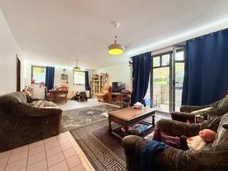 Gelegen op de gelijkvloerse verdieping van deze residentie, kan je dit appartement met twee slaapkamers terugvinden.Binnenkomen doe je in de...