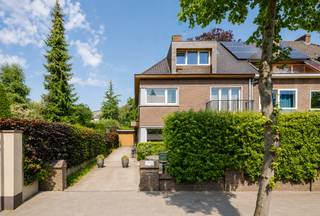 <div>Ligging<br /><br />Deze statige half open bebouwing is gelegen aan de Oude Brusselseweg, een rustige straat te Gentbrugge. Deze woning is uitermate goed gelegen; zo hebt u in de directe omgeving verschillende parken en zijn er tal van winkels, scholen, warenhuizen,... alles op wandel - en of fietsafstand.</div>
<div>Centrum Gent bereik je in slechts 15 min. met de fiets maar ook met het openbaar vervoer geniet je een zeer vlotte verbinding.</div>
<div>In de onmiddellijke nabijheid hebt u alle belangrijke invalswegen op die manier is deze locatie ook met de wagen uitermate goed bereikbaar.</div>
<div><br />Indeling<br /><br />U komt de woning binnen via een royale inkomhal voorzien van een gastentoilet en ingemaakte kasten.</div>
<div>De authentieke elementen zoals de trap, deuromlijstingen, originele parketten en het gebruikte marmer springt onmiddellijk in het oog.</div>
<div></div>
<div>U gaat verder naar de zeer ruime woonkamer met authentieke parketvloeren, deze ruimte kan terug één gemaakt worden met het bureau en de veranda zodoende u dan ook de connectie met de gezellige stadskoer geniet.</div>
<div>Op dit moment is er een afzonderlijke (kleine) keuken met eetkamer, daar de leefruimtes en slaapkamers dienst doen als praktijkruimtes.</div>
<div></div>
<div>Er zijn 4 zeer ruime slaapkamers en een badkamer met bad en dubbele lavabo en toilet.</div>
<div>Via het zolderluik komt in een prachtige zolderruimte waar heel veel mee te doen is.</div>
<div>Het dak werd reeds volledig vernieuwd.</div>
<div></div>
<div>Deze eigendom heeft een kelder, een garage met automatische poort en een ruime berging.</div>
<div></div>
<div>Mits het doen van een paar ingrepen is dit een zeer ruime gezinswoning of ideaal om werken en wonen te combineren.</div>
<div></div>
<div>De woning vraagt wat renovatiewerken; we helpen u graag op weg met enkele inspiratiebeelden.</div>
<div>Deze beelden zijn puur illustratief en niet bindend; deze werken worden niet uitgevoerd.</div>
<div></div>
<div>Contacteer ons 0472 01 51 51 om uw bezoek in te plannen tijdens het BEZOEKMOMENT op 20 JUNI van 10u tot 13u.</div>
<div></div>
<div>De vermelde prijs is een instelprijs.</div>
