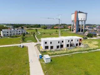 Lot 58 | 281 m² perceelsoppervlakte
Op zoek naar je droomwoning in een rustige en aangename buurt? In de nieuwe verkaveling Het Molenhof in Koolskamp, deelgemeente van Ardooie, bouwen we moderne en energiezuinige woningen op een toplocatie. Gelegen tussen de Diksmuidse Boterweg en de Steenstraat, woon je vlak bij het centrum en op slechts 500 meter van het Dorpsplein met winkels, scholen, horecazaken en openbaar vervoer. De middelbare school H. Kindsheid ligt op 3 à 4 km en via de E403 ben je vlot verbonden met alle grote steden.
Elke woning beschikt over een ruime inkomhal met apart toilet, een lichte woon- en eetkamer met aansluitend een open keuken, een inpandige garage met berging, drie slaapkamers, een functionele badkamer en een apart toilet boven, aangevuld met een extra technische berging. Door het gebruik van een warmtepomp, vloerverwarming en zonnepanelen geniet je van lage energiekosten (E10). Bovendien kan je zelf de afwerkingsmaterialen kiezen voor keuken, badkamer, vloeren en binnendeuren, zodat jouw woning volledig aansluit bij jouw persoonlijke stijl en wensen.
Benieuwd? Contacteer nieuwbouwadviseur Kristof of download de projectbrochure
