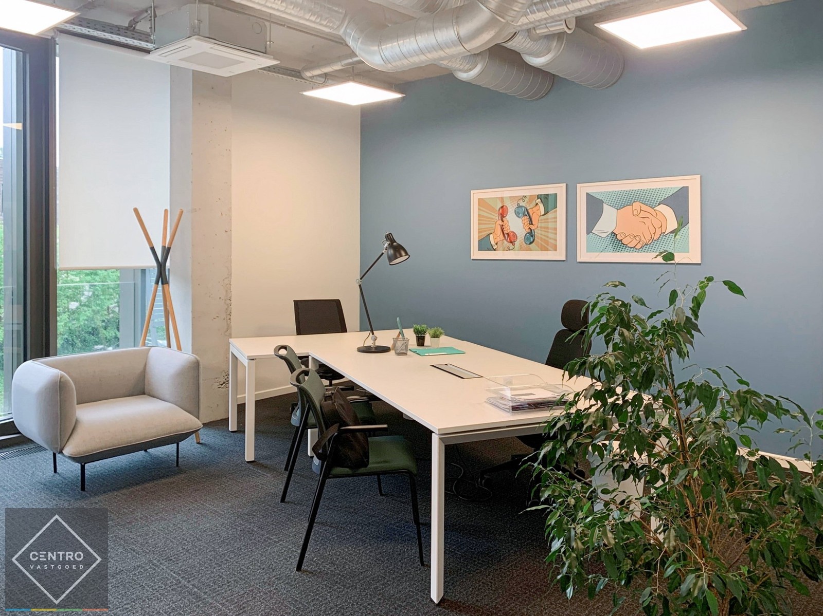 <p><strong>Volledig nieuwe LICHTRIJKE Plug & Play-KANTOREN</strong>, bemeubeld en voorzien van randaccommodatie (vergaderzalen, sanitair, keuken, printers, telefoontoestellen, ...) en service (receptie/telefoonbeantwoording, ...). <strong>ALL-IN PRIJS - photo 4