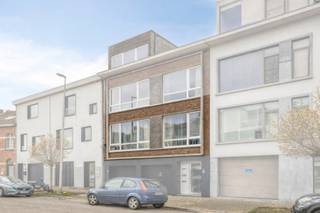 Dit duplex appartement in Hasselt met 2 slaapkamers, tuin en twee terrassen combineert ruimte, licht en flexibiliteit op een centrale ligging...
