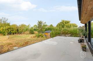 <p>SALES DAY Saturday, August 29, starting at 9:30 a.m.<br />ASKING PRICE: 639,000 EUR</p><p>Set in a beautiful, green location on the outskirts of Ronse, near the hiking trail, this renovated single-family home still requires some finishing touches here and there. Here you can enjoy peace, space, and privacy, combined with contemporary living comfort and exceptionally energy-efficient features.</p><p>The home was completely gutted and thoroughly renovated in 2023, with special attention paid to comfort and energy efficiency. The roofs and facades were fitted with no less than 240 mm of insulation. Combined with triple-pane windows, a heat pump, solar panels, a home battery, and a Class D ventilation system, this results in an excellent EPC A rating. Thanks to the extensive energy-efficiency renovation, the home also qualifies for a 5-year property tax exemption.</p><p>On the ground floor, you’ll find a pleasant open-concept living and sitting area with a pellet stove, and the modern, fully equipped kitchen forms the heart of the home. Large windows offer a beautiful view of the green surroundings and create a lovely connection between indoors and outdoors. The kitchen opens onto the spacious terrace and leads to a practical storage room. There is also a separate home office and a guest restroom.</p><p>The upper floor is currently one large open space with a pleasant loft-like feel. It can easily be divided into three separate rooms; the necessary infrastructure has already been installed for this purpose. There is also a stylish bathroom with a bathtub and shower.</p><p>A special feature is the full basement. This spacious level opens directly onto the garden and is ideal as a studio, hobby or workspace, and for additional storage.</p><p>Outside, you’ll enjoy a generous lot surrounded by greenery, a spacious garden, a terrace that can be further customized to your taste, and a large driveway with space for multiple cars.</p><p>Highlights<br />-Detached “ & ” in a quiet, green setting<br />-Complete renovation in 2023: EPC A - heat pump (underfloor heating and cooling) | solar panels | home battery - triple-pane windows, D-class ventilation system<br />-Electrical system up to code<br />-Rainwater cistern and stone/water well<br />-Basement with access to the garden<br />-Spacious driveway with ample parking | spacious terrace | large garden</p><p>An exceptional property for those who want to combine tranquility, space, greenery, and energy-efficient living comfort.<br />Interested? Caroline@immobeguin.be<br /> </p>
