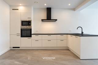 <p>Ontdek deze stijlvol afgewerkte en praktisch ingedeelde woning met drie volwaardige slaapkamers, een hypergeïnstalleerde open keuken en een zonnige tuin. De combinatie van hedendaagse materialen, een aangename lichtinval en een doordachte indeling zorgt voor een comfortabele woonbeleving.</p><p>Via de inkomhal betreedt u de woning. De stijlvolle glazen deur met zwarte profielen vormt meteen een elegante blikvanger en zorgt voor een mooie verbinding met de achterliggende woonruimtes. In de inkomhal bevindt zich een ruime en functionele berging met geïntegreerd gastentoilet, ideaal voor het opbergen van jassen, schoenen en huishoudelijke benodigdheden.</p><hr /><p>Vervolgens bereikt u de open, hypergeïnstalleerde keuken, die naadloos aansluit op de lichtrijke leefruimte. De keuken werd uitgevoerd in een tijdloze kleurencombinatie en beschikt over een donker werkblad, voldoende kastruimte en diverse kwalitatieve inbouwtoestellen.</p><p>De ruime leefruimte geniet dankzij de grote raampartij van een overvloedige natuurlijke lichtinval. Er is voldoende plaats voor het creëren van een aangename zit- en eethoek, waardoor koken, tafelen en ontspannen hier harmonieus samenkomen. Vanuit de leefruimte heeft u rechtstreeks toegang tot het terras en de zonnige, langgerekte tuin. Deze buitenruimte biedt volop mogelijkheden om in alle rust te genieten.</p><hr /><p>Via de karaktervolle houten trap bereikt u de eerste verdieping. Hier bevinden zich twee ruime slaapkamers, die voldoende plaats bieden voor een comfortabele en persoonlijke inrichting. Verder beschikt deze verdieping over een moderne badkamer, uitgerust met een ruime inloopdouche met regendouche, een toilet en een wastafel in een stijlvol houten meubel. De zwarte kranen, doucheprofielen en handdoekradiator geven het geheel een eigentijdse uitstraling.</p><p>De tweede verdieping omvat een derde volwaardige slaapkamer. Deze ruimte kan eveneens flexibel worden ingericht als masterbedroom, bureau, hobbykamer of logeerkamer.</p><hr /><p>Dankzij de combinatie van drie slaapkamers, een hypergeïnstalleerde keuken, moderne badkamer, praktische berging en zonnige tuin vormt deze woning een aantrekkelijke thuis voor starters, koppels en gezinnen.</p><p>Plan uw bezoek eenvoudig online, telefonisch via 09 310 77 07 of mail naar info@woonhoekvastgoed.be.</p>