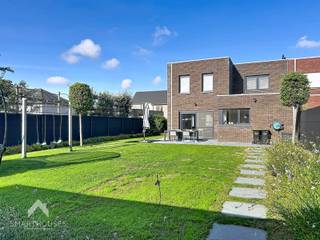 <p>Instapklare halfopen bebouwing in een rustige en kindvriendelijke omgeving bestaande uit een inkomhal met gastentoilet, ruime lichtrijke leefruimte met eet-en zithoek, volledig uitgeruste keuken met kookeiland, garage met sectionale poort + ingericht met ingemaakte kasten en een prachtig aangelegde tuin met zongerichtterras en tuinberging met overdekte lounge (padouk). Op het verdiep zijn 3 slaapkamers, nachthal met afzonderlijk toilet en een ingerichte badkamer (inloopdouche, ligbad en dubbele wastafel).</p>
<p></p>
<p>Extra troeven:</p>
<ul>
<li>Energiezuinig (E-peil)</li>
<li>Voorzien van 16 zonnepanelen</li>
<li>Airco en thuisbatterij 5kWh</li>
<li>Elektrische rolluiken</li>
<li>Waterverzachter</li>
<li>Regenwaterput van 7.500L</li>
<li>Aangelegde voortuin met private oprit</li>
<li>Op wandelafstand van scholen, winkels en openbaar vervoer</li>
<li>Instapklaar</li>
</ul>
<p></p>
<p>Deze woning is te koop ZONDER makelaar via het concept van Smart Houses! Wenst u Verdere inlichtingen of bezoek? Contacteer rechtstreeks de eigenaar via <span>+32498641444</span></p>