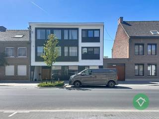 Dit ruim duplex-appartement van ca. 94 m² is centraal gelegen in het hart van Torhout, op wandelafstand van scholen, winkels en openbaar vervoer. Dankzij de praktische indeling en de gunstige ligging vormt dit pand zowel een interessante investering als een aangename woonst.<br /><br />Via de aparte inkom en trappenhal bereikt u het appartement. Op de eerste verdieping bevinden zich twee volwaardige slaapkamers, een badkamer met toilet en toegang tot het terras via één van de slaapkamers. Via een vaste trap komt u terecht in de lichtrijke leefruimte met woonkamer, een gezellig tweede terras en een ingerichte keuken.<br /><br />Het appartement is momenteel verhuurd via een lopende woninghuurovereenkomst, wat zorgt voor een onmiddellijke opbrengst voor investeerders.<br /><br />Troeven van dit appartement:<br />- Gunstig EPC – geen renovatieverplichting<br />- Elektrische installatie conform<br />- Centrale ligging nabij tal van voorzieningen<br />- Lopende huurovereenkomst<br />- Twee terrassen aanwezig<br /><br />Bent u op zoek naar een interessante investering of een comfortabel appartement op een centrale locatie? Contacteer ons vandaag nog voor een bezoek ter plaatse.