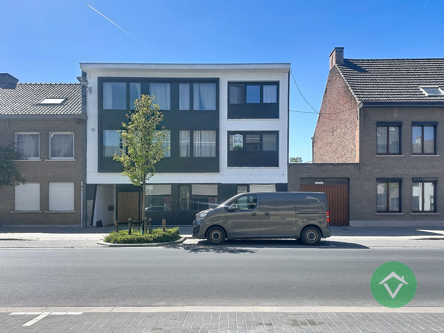 Ruim duplex-appartement met 2 slaapkamers en terrassen in hartje Torhout - foto 2