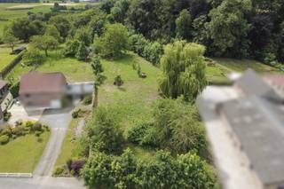 Bouwgrond voor open bebouwing met een prachtige ligging. De grond bevindt zich in de dichte nabijheid van openbaar vervoer en zit verscholen in een groene omgeving. Met zijn oppervlakte van 1448m² biedt deze bouwgrond voldoende tuinruimte alsook parkeergelegenheid. De bouwgrond is gelegen in een oase van rust maar toch dicht bij verschillende winkels, warenhuizen, verschillende wandelroutes enzovoort. Wenst u meer informatie? Aarzel dan niet en bel Louis: 0460/97.50.09