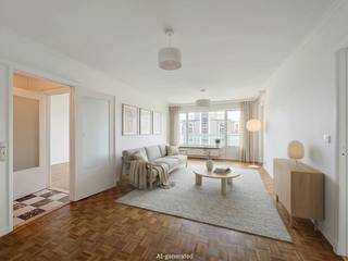 Dit appartement is gelegen in hartje Gent. Het gebouw waar dit appartement deel van uitmaakt biedt u rust, privacy en een uniek zicht op het water. Het appartement situeert zich op de Kouter, waardoor u alle noodzakelijkheden dicht bij u heeft zoals supermarkten, winkelstraat, tal van eetgelegenheden en een leuke stadssfeer. <br /><br />Indeling van het appartement: <br /><br />Inkomhal - keuken - leefruimte - terras - slaapkamer  - toilet - badkamer. <br /><br />Het maandelijks voorschot op de algemene kosten bedraagt 170 euro:<br />syndicale kosten + privatief verbruik verwarming en water<br /><br />Onmiddellijk beschikbaar!<br /><br />
