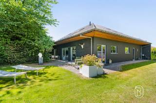 <p>Modern wonen in alle rust. Deze hoogwaardige villa geniet van een uitzonderlijk rustige ligging en combineert een doordachte indeling met hedendaags wooncomfort.</p><p>Op het gelijkvloers vindt u een stijlvolle inkomhal met gastentoilet, een ruim bureau, een lichtrijke leefruimte met open, volledig uitgeruste keuken, een praktische bijkeuken/wasplaats en een ruime inpandige garage.De eerste verdieping omvat drie volwaardige slaapkamers, een dressing, een ruime badkamer met ligbad en inloopdouche en een royaal zonneterras met jacuzzi.</p><p>De zonnige, aangelegde tuin met ruim terras, de sfeervolle wijnkelder en de ruime parkeergelegenheid op eigen terrein vormen de perfecte aanvulling op deze instapklare woning.Een unieke villa voor wie op zoek is naar rust, ruimte en een kwalitatieve afwerking.</p><p>Meer info of plan je bezoek via denis@immobeguin.be of www.immobeguin.be<br /> </p>