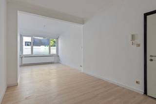 Ruim 1-slaapkamerappartement met groene stadstuin in een kleinschalig appartementsgebouw. Het appartement werd net volledig opgefrist en is dus...