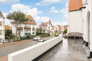 Exclusief te verkoop via Immo Point VANDAELE:Woning “Joyeuse”AAA – locatie | instapklaar | private tuin | garage én oprit.WONINGNIVEAU 0Inkomhal op...