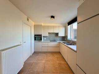 Deze recent gebouwde halfopen bebouwing met oprit, 3 slaapkamers en tuin is gelegen in een rustige woonwijk te Ledegem. Verder is de woning gelegen in een doodlopende straat,  vlot bereikbaar, met verschillende parkeermogelijkheden, winkels, horeca, openbaar vervoer, sportgelegenheden en scholen rondom. <br /><br />Bij het binnenkomen van de woning komt u terecht in de inkomhal met gastentoilet. <br />Daarna gaat u verder richting de lichtrijke woon- en eetkamer met open geïnstalleerde keuken. Naast de keuken is een gerieflijke garage met extra berging aanwezig. Daarnaast is hier ook een gootsteen aanwezig. <br /><br />Vanuit de leefruimte als keuken heeft u een direct zicht/toegang tot de omheinde en kindvriendelijke tuin met terras en tuinhuis.<br /><br />Via de trap, die terug te vinden is in de inkomhal bereikt u de eerste verdieping van dit eigendom. <br />Hier treft u de nachthal, 3 ruime en lichtrijke slaapkamers waarvan één voorzien van een dressing/bureauruimte, apart toilet, wasplaats/berging en een geïnstalleerde badkamer (dubbele wastafel, inloopdouche en ligbad). <br /><br />Op de tweede verdieping van deze instapklare woning kan u nog een gerieflijke en geïsoleerde zolder terugvinden. <br />Deze is te bereiken via een zoldertrap. <br /><br />Het eigendom is als volgt afgewerkt: kwalitatieve tegelvloeren, ingebouwde keukentoestellen, armaturen, regenwaterput (7500L), hoogrendementsbeglazing, centrale verwarming op aardgas, .. Kortom, een volledige afgewerkte en instapklare woning. <br /><br /><strong>Goed om weten: </strong><br />Basishuurprijs: €950,-/maand <br />Beschikbaar vanaf heden<br /><br /><strong>Is dit de instapklare woning waarvan u droomt? <br />Twijfel niet langer en leg vandaag uw bezoek vast! </strong>