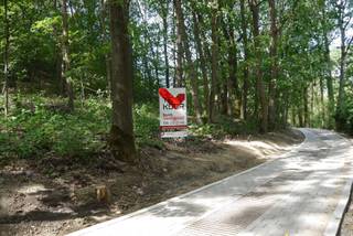 <p>Découvrez ce terrain à bâtir exceptionnel pour une construction quatre façades (lot 2), situé au calme sur le très prisé Heikantberg à Rotselaar. Sa situation constitue un atout majeur : en pleine nature et à proximité des écoles, des commerces, de la gare et du centre de Wezemaal, avec un accès facile à l’E314 sans nuisances sonores liées au trafic. La route longeant la parcelle vient en outre d’être nouvellement aménagée.</p>
<p>La parcelle de pas moins de 15a02 se trouve dans un environnement boisé et combine calme, intimité et excellente accessibilité. Avec une largeur à rue de 25,46 mètres, ce terrain offre de nombreuses possibilités pour la réalisation d’une habitation spacieuse, moderne et économe en énergie.</p>
<p>Les prescriptions urbanistiques permettent la construction d’une habitation quatre façades, offrant davantage de lumière, d’espace et d’intimité. La surface maximale constructible s’élève à 15 % de la superficie de la parcelle, y compris les éventuelles dépendances. Il est possible de construire au maximum deux niveaux complets, avec une pente de toiture comprise entre 0° et 45°, permettant ainsi aussi bien une architecture moderne que plus classique.</p>
<p>Outre l’habitation, il est également possible d’y exercer une profession indépendante ou une activité de service, à condition que celle-ci soit intégrée dans l’habitation, une opportunité unique pour ceux qui recherchent un emplacement exclusif et paisible.</p>
<p>Si vous préférez le lot 3, celui-ci peut être acheté à la place du lot 2 moyennant un léger supplément.</p>
<p>Intéressé(e) ? Contactez-nous via info@bvm-vastgoed.be ou au 016 23 21 45.</p>