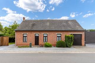 Mooie karakteristieke woning op perceel van 13are81ca (25.7m breedte) te Beringen met vele mogelijkheden. Belangrijkste troeven:- Rustige doch...