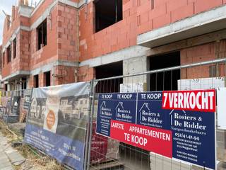 Laatste appartementen in deze residentie te koop! <br />Residentie KASTEELPARK ZUID , deze residentie ligt in het hartje van Berlare, 100 meter ten zuiden van het openbaar Kasteelpark, een locatie gelegen tussen de winkels en de kerk waardoor u werkelijk alles op wandelafstand heeft! Het leuke van dit gebouw is dat het achteraan zijn toegang heeft gevonden in een veilig geluid & verkeersarm straatje! Zowel de grote terrassen, de privatieve tuintjes alsook de garages kennen een mooi open zicht in het groen! De buitengevels van deze residentie zullen worden opgetrokken in een karaktervolle authentieke tijdloze landelijke bouwstijl. Hier zijn zowel 1, 2 alsook 3-slaapkamer appartementen voorzien van zeer veel lichtinval! Het aangename van deze instapklare BEN- appartementen is dat de afwerking in samenspraak met de verkoper gebeurt en hiervoor zijn budgetten bepaald in het lastenboek. M.a.w. : droomt u van uniek en energiezuinig te wonen zowel qua ligging als appartement in een prachtig concept dan is dit beslist iets voor u ! Graag stellen wij u vrijblijvend alle plannen voor van deze allernieuwste parel “Residentie KASTEELPARK ZUID” . Voor meer informatie of een afspraak kan u ons bereiken op 052/41.41.94 of mailen naar info@rosiersderidder.be<br /><br />Referentie: 5245