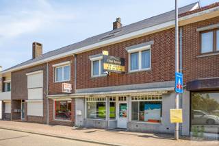 In het gezellige centrum van Gruitrode vind je deze ruime woning met een geïntegreerde handelsruimte.Dankzij de centrale ligging en de indeling is...