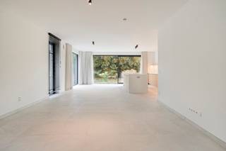 <p><strong>Energiezuinige en lichtrijke halfopen bebouwing</strong> met een bewoonbare oppervlakte van ca. 190 m², 4 slaapkamers, parkeerplaats en omringd door groen. Het betreft de <strong>eerste ingebruikname</strong> van de woning (nieuwbouw).</p>
<p><strong>Indeling:</strong><br /><span><em>Gelijkvloers</em><em>:</em></span><br />U betreedt de woning via de ruime inkomhal met apart toilet en vervolgens komt u in een uitgestrekte, lichtrijke ruimte met bureau-, zit- en eetgedeelte met hoogwaardige open keuken met keukeneiland. De volledig uitgeruste keuken geniet alle comfort: een kookeiland en kwaliteitsvolle toestellen. Er is meer dan voldoende kastruimte, een dubbele inox gootsteen, een inductievuur met ingewerkte dampkap, combi-oven, oven, vaatwasser, koelkast, diepvries en een eiland met een inductievuur inclusief ingewerkte dampafzuiging. De keuken vormt een passend geheel met de leefruimte, die naadloos aansluit op de uitgestrekte tuin met terras (heden in aanleg). Achteraan bevindt er zich een praktisch tuinhuis met een overkapping, dienstig als loungegedeelte. Naast de keuken bevindt er zich nog een praktische technische berging met wasaansluiting.</p>
<p><span><em>Eerste verdieping:</em></span><br />De nachthal op de eerste verdieping sluit aan op twee ruime slaapkamers met ingemaakt kasten van 13m². De badkamer is luxueus afgewerkt met inloopdouche met regendouchekop, spiegel, handdoekradiator en wastafel met kastgedeelte. Op de nachthal is er ook een apart toilet voorzien.</p>
<p><span><em>Tweede verdieping:</em></span><br />Hier bevinden zich twee slaapkamers en een badkamer met ligbad, wastafel en spiegel met verlichting.</p>
<p>De woning geniet overal dezelfde verfijnde en kwalitatieve afwerking. Er is één privatieve parkeerplaats voorzien.</p>
<p><strong>Bijzonderheden:<br /></strong>Voldoende parkeergelegenheid;<br />Hoogwaardige nieuwbouw;<br />Vloerverwarming;<br />EPB in opmaak.<br /><br /><strong>Ligging:</strong><br />Gelegen in een<strong> residentiële woonwijk</strong> met veel jonge gezinnen, nabij invalswegen en winkels.</p>