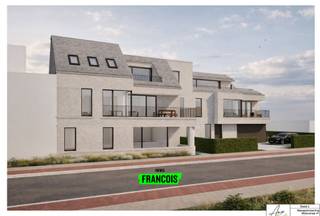 RESIDENTIE CHRISTINE – EXCLUSIEF WONEN IN HET HART VAN WAARSCHOOT - 6% BTW MOGELIJK<br /><br />IMMO FRANCOIS MEETJESLAND presenteert 'Residentie Christine', een stijlvol en kleinschalig nieuwbouwproject in het centrum van Waarschoot (Lievegem), waar hedendaagse architectuur, energiezuinig wonen en een uitzonderlijke ligging samenkomen. Deze residentie omvat slechts acht ruime woonappartementen met twee of drie slaapkamers, waarvan vandaag nog vier unieke appartementen beschikbaar zijn. Een zeldzame kans voor wie comfortabel wil wonen op een centrale locatie, zonder in te boeten aan rust en openheid.<br /><br />De residentie geniet van een uitstekende bereikbaarheid op wandelafstand van winkels, horeca, openbaar vervoer en alle dagelijkse voorzieningen. Achteraan openen de appartementen zich naar een prachtig groen landschap met vrij uitzicht over de omliggende velden, wat zorgt voor een aangenaam gevoel van ruimte en privacy.<br /><br />Bij de ontwikkeling werd bijzondere aandacht besteed aan wooncomfort, duurzaamheid en kwalitatieve afwerking. Elk appartement wordt uitgerust met een individuele warmtepomp, vloerverwarming in alle leefruimtes en slaapkamers, een ventilatiesysteem type D en eigen zonnepanelen. Hierdoor bent u verzekerd van een energiezuinige woning die klaar is voor de toekomst.<br /><br />De appartementen worden afgewerkt met duurzame en kwaliteitsvolle materialen. Zo is een volledig ingerichte keuken voorzien, samen met een stijlvolle badkamer, hoogwaardige vloerafwerking, aluminium buitenschrijnwerk en ruime terrassen waar u optimaal kunt genieten van de rust en het uitzicht. Bovendien bevindt zich achteraan nog een riante gemeenschappelijke tuin.<br /><br />Ook praktisch werd aan alles gedacht. De residentie beschikt over een ondergrondse verdieping met private bergingen en autostandplaatsen, een gemeenschappelijke fietsenberging, een lift en een verzorgde buitenaanleg.<br /><br />Residentie Christine richt zich tot wie op zoek is naar een hoogwaardige woonbeleving in een rustige, groene omgeving, gecombineerd met het gemak van wonen in het centrum. Of u nu een eigen thuis zoekt of een toekomstgerichte investering, dit project biedt een unieke combinatie van locatie, comfort en kwaliteit.<br /><br />Nog slechts 4 appartementen beschikbaar. Contacteer Louis Van Zele van Immo Francois Meetjesland voor meer informatie, plannen of een persoonlijk gesprek over de mogelijkheden binnen dit unieke nieuwbouwproject.<br /><br />Troeven<br /><br /><ul><li>Kleinschalige residentie met slechts 8 appartementen<br /><br /></li><li>Ondergrondse autostandplaatsen en private bergingen<br /><br /></li><li>Hoogwaardige afwerking en ruime budgetten voor keuken en sanitair<br /><br /></li><li>Centrale ligging in het hart van Waarschoot</li></ul>