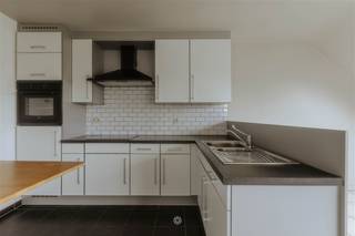 <p><span>EINE- Bent u op zoek naar een 2-slaapkamer appartement in een deelgemeente van Oudenaarde? </span></p><p><span>Dan is dit pand misschien wel iets voor u!</span></p><p><span> </span></p><p><span>De belangrijkste kenmerken in een notendop:</span></p><ul><li><span>Lichtrijk appartement</span></li><li><span>Rustig gelegen aan de stadsrand van Oudenaarde</span></li><li><span>Vlotte verbinding naar de N60 en het openbaar vervoer</span></li><li><span>Winkels op wandelafstand </span></li></ul><p><span> </span></p><p><span>Zo ziet het pand er uit:</span></p><p><span>Gelegen op de twee verdieping. De inkomhal beschikt over een vestiaire en een toilet. Aansluitend bevindt zich een lichtrijke leefruimte. De keuken is voorzien van alle comfort en geeft toegang tot de berging. Daarnaast zijn er twee slaapkamers en een badkamer, uitgerust met een dubbele wastafel en een combi bad met douche. Tot slot is er een gemeenschappelijke ruimte voor fietsen en vuilnisbakken.</span></p><p><span> </span></p><p><span>Beschikbaar vanaf 01/08/2026</span></p><p><span>Huurprijs: €655 + €11 gemeenschappelijke kosten</span></p><p><span>Excl. elektriciteit, gas en water</span></p><p><span> </span></p><p><span>Voor een bezoek ter plaatse, vul zeker het huurprofiel in via onze website.</span></p>