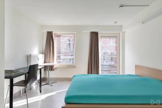 Ontdek deze instapklare studentenkamer in het hart van Leuven, gelegen in residentie Majstro (bouwjaar 2010) aan de Diestsestraat 245 bus 204. Deze verzorgde kamer bevindt zich op een toplocatie in het centrum van Leuven, op wandelafstand van het station, buurtwinkels en diverse dienstencentra. Dankzij deze centrale ligging zijn alle campussen vlot bereikbaar, wat het pand uitermate geschikt maakt voor studenten of als interessante investering.<br /><br />De kamer heeft een oppervlakte van 17 m² en beschikt over een eigen, nette badkamer en een praktische leefruimte. In het gebouw zijn er bovendien gemeenschappelijke voorzieningen aanwezig, zoals een wasruimte en een fietsenstalling.<br /><br />Momenteel wordt de kamer verhuurd aan €675 per maand, waarvan €25 voor het meubilair. Daarnaast is er een vaste maandelijkse kost van €150 inclusief elektriciteit, gas en water, wat zorgt voor een transparante en zorgeloze verhuur. Kortom, een ideale opportuniteit voor wie op zoek is naar een centraal gelegen en rendabele studenteninvestering in Leuven.<br /><br />Interesse in deze uitstekend gelegen en rendabele studentenkamer? Neem vandaag nog contact op voor meer informatie of het inplannen van een bezoek!
