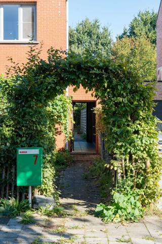 <p>Ruime, sfeervolle gezinswoning met potentieel op toplocatie in Boechout</p><p>EERSTE KIJKMOMENT OP WOENSDAG 21/10</p><p>Op zoek naar een woning met een solide basis, een fijne tuin én de mogelijkheid om deze volledig naar eigen smaak in te richten? In de rustige en kindvriendelijke Hellestraat in Boechout vindt u deze charmante gezinswoning op een mooi perceel van ca. 302 m².</p><p>Deze woning biedt een uitstekende structuur en ruimte, ideaal voor wie op zoek is naar een huis met mogelijkheden om stap voor stap eigen accenten aan toe te voegen.</p><p>Troeven op een rij:</p><p>Toplocatie: Gelegen in de gegeerde Hellestraat, met openbaar vervoer (tram, bus, trein), scholen en het gezellige centrum van Boechout op wandel- en fietsafstand.</p><p>Mooi perceel (302 m²): Geniet van een fijne, groene tuin met veel privacy en zonne-uren.</p><p>Ruimtelijke indeling:<br />- Benedenverdieping: een lichtrijke leefruimte, aparte keuken, bergruimte en veranda met zicht op de groene fijne tuin<br />- Bovenverdieping: 3 volwaardige slaapkamers en 1 badkamer<br />- Zolder onder puntdak met potentieel</p><p>Een bijkomende troef is de handige rechtstreekse doorgang vanuit de voortuin naar de achtertuin, met plaats voor opberging van fietsen.</p><p>Kortom, een leuke woning om naar eigen smaak af te werken: Ideaal voor wie de handen uit de mouwen wil steken om er een droom thuis van te maken.</p><p>Interesse?<br />Zie jij het potentieel van deze woning en wil je de mogelijkheden zelf komen ontdekken?<br />Neem gerust contact op voor meer informatie, of een bezoek in te plannen tijdens onze kijkdag op woensdag 21/10 tussen 17u en 19u of zaterdag 24/10 tussen 13u en 17u.</p>