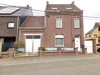 <p>Deze karaktervolle <strong>halfopen bebouwing</strong> is gelegen in het hart van de Denderstreek, op een perceel van<strong> 10 are 75 ca.</strong></p>
<p>De ruime gezinswoning omvat een inkomhal, een lichtrijke woonkamer, een eetplaats met aansluitende keuken, een badkamer en een grote garage/schuur. Daarnaast zijn er meerdere bijgebouwen aanwezig, ideaal voor opslag, dierenliefhebbers of als extra werk- en hobbyruimte.</p>
<p>Op de eerste verdieping bevindt zich de nachthal met twee ruime slaapkamers en een kleinere slaapkamer of bureau.</p>
<p>De tweede verdieping beschikt over twee ruime slaapkamers en een extra kamer die kan ingericht worden als tweede badkamer.</p>
<p>Verder is de woning voorzien van een zolderruimte, een droge kelder, een koer en een zeer grote tuin, ideaal voor dierenliefhebbers.</p>
<p>Naast de woning is er bovendien een doorgang voorzien om de tuin langs buiten te bereiken.</p>
<p><strong>Troeven:</strong></p>
- Ruime garage en zeer grote tuin<br />- Elektriciteit conform de wetgeving<br />- PVC-ramen met dubbele beglazing<br />- Nabij openbaar vervoer (bus en trein), scholen en buurtwinkels<br />- Uitstekende ligging: <span><span>Ninove</span></span> (10 min), <span><span>Geraardsbergen</span></span> (5 min)<br />
<p>Kortom, een landelijke ligging met een vlotte bereikbaarheid naar omliggende centra.</p>
<p>Kom zeker deze te renoveren parel ontdekken! Een unieke opportuniteit voor wie op zoek is naar ruimte, charme en potentieel.</p>