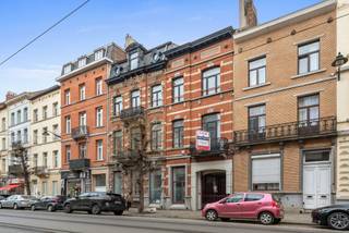 Cet immeuble, situé à la Fiennenstraat 81–83, est composé de deux maisons de rangée réunies, offrant une superficie totale d’environ 595...