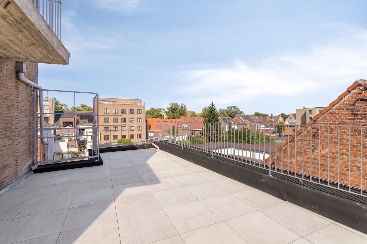Ruim en lichtrijk appartement met 3 slaapkamers en uniek terras in Ieper - foto 5