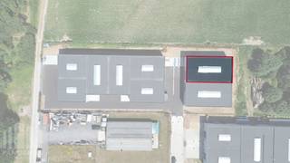 Nieuwbouw KMO-unit van 326 m² en 1 privatieve parkeerplaats te koop in Aartrijke.<br /> <br />De geïsoleerde <strong>casco magazijnruimte</strong> (brandklasse C) is opgebouwd uit een staalconstructie in combinatie met geïsoleerde gladde prebaf betonpanelen met een vrije hoogte van +/- 6 m, toegankelijk via sectionaalpoort (4,50 m B x 4,50 m H) met afzonderlijke toegangsdeur. Verder is de loods voorzien van o.a. een lichtstraat met rookluik, polybetonvloer, een regenwaterput (6.500 L) en een septische put. Aansluitingen van nutsvoorzieningen (water, elektriciteit (40A- 3 fasig 400 V), distributie, telefonie en internet) zijn reeds geplaatst. Onmiddellijk beschikbaar bij akte.<br /><br />De unit maakt deel uit van het nieuwbouw KMO-project "<strong>LAKEBOS</strong>" bestaande uit 8 KMO-units met oppervlakte van +/- 192 m² tot 326 m².<br />De dakstructuur laat het toe zonnepanelen te plaatsen (15 kg/m²). Ruime parkeer- en manoeuvreerruimte op de site.<br /><br />Uitermate goed gelegen op amper 450 m van de bedrijvige Aartrijksestraat met vlotte verbinding naar de Torhoutsesteenweg en de op- en afrit 11 Ruddervoorde van de E403.<br /><br />Contacteer <strong>PANORAMA B2B</strong> voor bijkomende (technische) inlichtingen, plannen of een vrijblijvend plaatsbezoek op het nummer <strong>050 300 800.</strong>