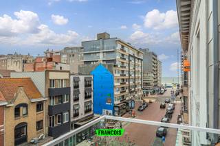 Welkom in dit uitzonderlijk afgewerkte duplex appartement op een absolute toplocatie in de gegeerde Paul De Smet Naeyerstraat in Middelkerke. Gelegen in het bruisende centrum, op wandelafstand van de zeedijk, geniet u hier dagelijks van een aangename woonomgeving met een prachtig zijdelings zeezicht.<br /><br />De lichtrijke leefruimte straalt warmte en elegantie uit dankzij de stijlvolle elektrische waterdamphaard en vormt samen met de exclusieve Dovy-keuken het kloppend hart van het appartement. De keuken werd uitgerust met hoogwaardige toestellen, waaronder twee koelkasten, twee diepvriezers, een oven, microgolfoven, vaatwasser en spoelbak. De talrijke ingebouwde maatwerkkasten met geïntegreerde verlichting zorgen bovendien voor een luxueuze uitstraling en optimaal gebruiksgemak.<br /><br />Ook op vlak van energiezuinigheid scoort deze eigendom bijzonder sterk. Met een uitstekende EPC A-score, tien privatieve zonnepanelen, een ventilatiesysteem type D en maar liefst vijf lucht-luchtwarmtepompen (drie beneden en twee boven) geniet u het hele jaar door van een aangenaam binnenklimaat én bijzonder lage energiekosten.<br /><br />Via de leefruimte bereikt u twee zonnige terrassen. Het eerste terras geniet van de ochtendzon, terwijl u op het tweede terras heerlijk kunt ontspannen in de namiddag- en avondzon, onder de automatische zonneluifel en met een mooi zijdelings zeezicht als decor.<br /><br />Op de bovenverdieping bevinden zich twee volwaardige slaapkamers en een stijlvolle badkamer met zowel een ligbad als een inloopdouche. Daarnaast beschikt het appartement over twee toiletten, wat het dagelijkse wooncomfort aanzienlijk verhoogt. Voor extra comfort werden bovendien overal automatische rolluiken voorzien.<br /><br />Praktisch is deze eigendom eveneens een schot in de roos. Zo beschikt u over een privatieve berging op het gelijkvloers, een gemeenschappelijke fietsenberging én de mogelijkheid om een lopend huurcontract over te nemen voor een inpandige autostaanplaats vlak bij het appartement aan een bijzonder voordelige huurprijs.<br /><br />Als extra financiële troef geniet u bovendien van een vrijstelling van het kadastraal inkomen gedurende de eerste vijf jaar, ingegaan vanaf 2026.<br /><br />Een stijlvolle en energiezuinige eigendom waar luxe, comfort en een topligging perfect samenkomen. Ideaal als vaste woonst, tweede verblijf of zorgeloze investering aan de Belgische kust.<br /><br />