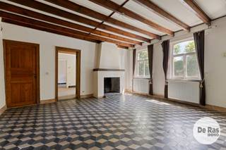 <strong>DEINZE - Karaktervolle hoeve op een unieke locatie van 8.430 m²</strong><br />EERSTE BEZOEKDAG ZONDAG 13/09 VANAF 9U (enkel op afspraak!)<br /><br />Te midden van de uitgestrekte velden bevindt zich deze uitzonderlijk gelegen, karaktervolle hoeve op een royaal perceel van liefst 8.430 m². Een zeldzame eigendom waar rust, ruimte en natuur centraal staan, gecombineerd met een vlotte bereikbaarheid.<br /><br />De voormalige boerderij dateert van circa 1850 en straalt authenticiteit en karakter uit. Dankzij de gunstige oriëntatie geniet de woning van een aangename natuurlijke lichtinval en biedt het domein volop mogelijkheden om optimaal van de tuin en de omliggende natuur te genieten. Zowel aan de voor- als achterzijde bevinden zich ruime, groene buitenzones en er is bovendien voldoende parkeergelegenheid aanwezig.<br /><br />De eigendom bestaat uit twee volwaardige gebouwen.<br />De oorspronkelijke hoevewoning beschikt over een opp. van circa 230 m² en telt momenteel 4 slaapkamers en een badkamerruimte. De royale volumes en bestaande indeling bieden tal van mogelijkheden om de woning verder te renoveren en volledig naar eigen smaak in te richten.<br />Daarnaast bevindt zich op het perceel een kwalitatieve stal van circa 225 m², gebouwd in 2012 en momenteel ingericht als paardenaccommodatie. Samen bieden beide gebouwen maar liefst 455 m² bruikbare vloeroppervlakte.<br /><br />De combinatie van de authentieke hoeve, de ruime oppervlaktes, het grote perceel en het aanwezige bijgebouw vormt een bijzonder interessant uitgangspunt voor wie op zoek is naar een eigendom met karakter én potentieel.<br />Er bestaat tevens de mogelijkheid om extra weides aan te kopen op wandelafstand van de eigendom.<br /><br />Een absolute meerwaarde is de uitzonderlijke ligging. De hoeve bevindt zich op wandelafstand van het Afleidingskanaal van de Leie en wordt volledig omgeven door open velden. Hier geniet u van een bijzonder gevoel van vrijheid, rust en privacy, zonder volledig afgelegen te wonen.<br />Een unieke opportuniteit voor wie droomt van een authentieke hoeve op een bijzondere locatie, met veel grond, ruime gebouwen en tal van mogelijkheden.<br />Interesse? Neem gerust contact op via 053/60.65.60 voor meer informatie of plan uw bezoek. Wij leiden u graag persoonlijk rond.<br /><br />De vermelde prijs is een richtprijs. Na ontvangst van de biedingen zal de verkoper beslissen of hij/zij de eigendom verkoopt aan het beste bod. De richtprijs is aldus niet bindend voor de verkoper. Voor meer info kunt u ons contacteren of het reglement raadplegen op onze website.