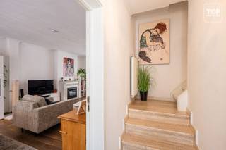 <p>Deze instapklare, moderne en energiezuinige woning (EPC-label B) is gelegen in het hart van Ledeberg, op korte afstand van het centrum van Gent. De woning bevindt zich in een rustige doodlopende straat, waardoor u geniet van een aangename en verkeersarme woonomgeving, terwijl alle voorzieningen binnen handbereik liggen. Dankzij de nabijheid van de R4, E17 en E40 is de bereikbaarheid uitstekend. Daarnaast bevinden zich diverse groen- en recreatievoorzieningen op wandelafstand, waaronder Park De Vijvers.</p>
<p>De indeling is als volgt:</p>
<p>Bij binnenkomst van de woning valt meteen de gezellige en ruime living op. Aansluitend op de living bevindt zich de moderne keuken. Vanuit de keuken is er toegang tot de eerste badkamer, die voorzien is van een wastafel en een douche. Verder bevindt zich op het gelijkvloers ook een ruime garage, die momenteel gebruikt wordt als berging.</p>
<p>Op de eerste verdieping bevinden zich drie ruime slaapkamers en de tweede badkamer, die voorzien is van alle hedendaagse comfort.</p>
<p>Daarnaast beschikt de woning over een ingerichte zolderverdieping. Deze ruimte is ideaal om in te richten als vierde slaapkamer, bureau of hobbyruimte.</p>
<p>Tot slot geniet de woning van een gezellig tuintje/terras.</p>
<p>Kortom, deze woning is ideaal voor wie modern wilt wonen in het hartje van Ledeberg met alle dagelijkse voorzieningen vlakbij.</p>
<p>Beschikbaar bij akte!<br /><br />Interesse? Contacteer dan snel Topvastgoed voor een bezoek op het nummer 0475 700 700</p>