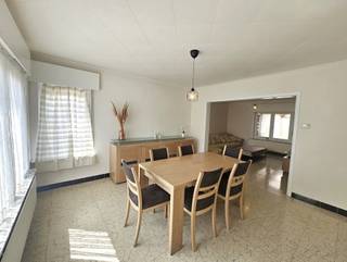 Rustig gelegen woning met 3 kamers en zeer grote garage! Indeling gelijkvloers: inkomhal, woonkamer met eetplaats, gerenoveerde keuken, wasplaats, toilet, koertje en grote garage. Op de 1ste verdieping: nachthal, 3 slaapkamers en badkamer met 1 lavabo, ligbad met douche en toilet. Kelder en bergzolder aanwezig. Gezellige tuin aanwezig. Rustig gelegen, op wandelafstand van openbaar vervoer, winkels en scholen.
