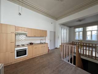 Op slechts 200 meter van de zee bevindt zich deze unieke en zeldzame burgerwoning in neo-Vlaamse renaissancestijl, één van de weinige bewaarde herenwoningen in Knokke-Heist. Deze eigendom straalt klasse en authenticiteit uit, met onder meer hoge plafonds en een stijlvolle houten trap die meteen de grandeur van weleer voelbaar maken.<br /><br />Het pand is momenteel opgedeeld in drie appartementen van verschillende groottes, wat tal van mogelijkheden biedt, zowel naar investering als naar herontwikkeling toe. Bovendien is er de mogelijkheid om een bijkomend volume te creëren boven de inrit naar de achterliggende garages, wat het potentieel nog verder vergroot.<br /><br />De woning bevindt zich op de inventaris van het bouwkundig erfgoed, maar is geen beschermd monument. Dit biedt interessante perspectieven voor renovatie en aanpassing naar hedendaags wooncomfort, met respect voor het karakter van het gebouw.<br /><br />Daarnaast beschikt het pand over een bijzonder troef: een ruim gdakterras op het dak van het achtergelegen garagecomplex, waarop een eeuwigdurend gebruiksrecht rust. Het is bovendien toegestaan om hier een veranda te voorzien, wat extra woonruimte en comfort kan creëren.<br /><br />De woning verkeert momenteel in te renoveren staat, maar vormt een unieke opportuniteit voor wie op zoek is naar een eigendom met karakter, ruimte en tal van invullingsmogelijkheden op een absolute toplocatie.<br /><br />Indeling:<br /><br />Inkomhal,<br /><br />Gelijkvloers appartement:<br />- Leefruimte met open keuken,<br />- Zit- en eethoek,<br />- Trap naar kelderverdieping,<br />(EPC E, 3851018-RES-1)<br /><br />Kelderverdieping (-1):<br />- 2 slaapkamers met natuurlijk daglicht (via glaspartijen aan straatzijde),<br />- Badkamer,<br />- Mogelijkheid tot creëren van een gemeenschappelijke berging,<br />- Aparte trap naar de gemeenschappelijke gang,<br /><br />Tussenverdieping:<br />- Groot dakterras (eeuwigdurend gebruiksrecht),<br />- Mogelijkheid tot plaatsen van een veranda,<br /><br />Eerste verdieping appartement:<br />- Leefruimte,<br />- Open keuken met eetgedeelte,<br />- Aparte slaapkamer,<br />- Badkamer met wastafel, toilet en bad,<br />(EPC C, 3850978-RES-1)<br /><br />Tweede verdieping appartement:<br />- Leefruimte,<br />- Open keuken,<br />- 2 slaapkamers,<br />- Badkamer met toilet en douche,<br />(EPC D, 3851000-RES-1)<br /><br />Deze uitzonderlijke eigendom combineert charme, ruimte en een topligging met een enorm ontwikkelingspotentieel.<br /><br />Interesse in dit uniek stuk erfgoed met toekomstmogelijkheden? Neem vandaag nog contact op voor meer informatie of een bezoek ter plaatse!