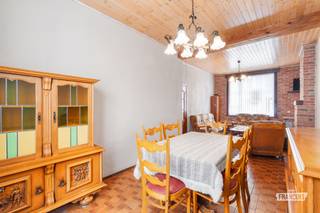 In de Schapenstraat 21 te Oostende bevindt zich deze te renoveren rijwoning met een bewoonbare oppervlakte van 148 m². Dankzij haar centrale en strategische ligging vormt deze eigendom een uitstekende opportuniteit voor wie op zoek is naar een renovatieproject met tal van mogelijkheden. ✨<br /><br />Via de inkomhal betreedt u de woning, die op het gelijkvloers beschikt over een gastentoilet, een ruime woonkamer, een keuken en een badkamer. Dankzij de praktische indeling biedt deze verdieping een uitstekende basis om volledig naar eigen smaak en woonwensen in te richten. 🛋️🍽️<br /><br />Op de eerste verdieping bevinden zich twee volwaardige slaapkamers, terwijl de tweede verdieping nog eens twee extra slaapkamers en een zolderberging omvat. Met in totaal vier slaapkamers biedt deze woning meer dan voldoende ruimte voor een gezin of voor wie extra kamers wenst in te richten als bureau, hobbyruimte of dressing. 🛏️<br /><br />Een bijkomende troef is de mogelijkheid om een garagebox aan te kopen in de residentie recht tegenover de woning. In deze buurt, waar parkeergelegenheid een absolute meerwaarde is, vormt dit een interessante extra optie. 🚗<br /><br />Dankzij de centrale ligging bevinden winkels, scholen, openbaar vervoer en belangrijke invalswegen zich binnen handbereik. Dit maakt de woning niet alleen interessant voor eigen bewoning, maar ook als investering.<br /><br />Kortom, een woning met een stevige basis, een ruime bewoonbare oppervlakte en bijzonder veel potentieel. De ideale kans voor wie op zoek is naar een renovatieproject op een uitstekende locatie in Oostende. 🌟<br /><br />