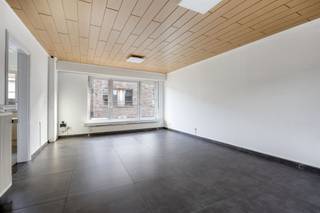 <p><span>RUIM DUPLEX-APPARTEMENT 141M² MET 3 SLAAPKAMERS, BUREAU EN TERRASJE</span></p><p><span>1ste en 2de verdieping - ligging nabij centrum met vlotte bereikbaarheid via E19 en A12</span></p><p><span> </span></p><p><span>Gelijkvloers:</span><span> Inkomhal / berging met wasplaats / gemeenschappelijke fietsenberging.</span></p><p><span>1ste verdieping:</span><span> Traphal / living met eetplaats (27m²) met toegang tot terrasje (4m²) / ingerichte keuken (3 x 2m) / wc / nachthal / bureau (2,1 x 1,9m) / slaapkamer (12m²) / badkamer (2m²) met wastafel en douche.</span></p><p><span>2de verdieping:</span><span> Traphal met nachthal / 2 slaapkamers (4,3 x 3,5m; 4 x 2,8m) / gerenoveerde badkamer (2,2 x 2m) met dubbele wastafel, inloopdouche en wc.</span></p><p><span> </span></p><p><span>Geen lasten.</span></p><p><span> </span></p><p><span>Appartement is bewoonbaar door maximaal 4 personen.</span></p><p><span> </span></p>