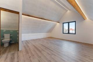 <p><span>Af te werken ruime woning (222m²) met 2 slaapkamers en tuin met tuinkamer van 6a81 te Paal.</span></p><p><span> </span></p><p><span>Belangrijkste troeven:</span></p><p><span>- Zeer goede ligging op 800m van de E313</span></p><p><span>- Totaalrenovatie in 2024 waarin zeer kwalitatieve materialen gebruikt werden</span></p><p><span>- Vloerverwarming met warmtepomp en ventilatiesysteem D</span></p><p><span>- Tuin van 6a81 met ingerichte tuinkamer als woonst, zodat de combinatie van bouwen en wonen mogelijk is</span></p><p><span>- Regenwaterput aangesloten op de tuin en de toiletten</span></p><p><span>- Voorziening voor airco en zonnepanelen</span></p><p><span>- Ruime kelder</span></p><p><span>- EPC A (91)</span></p><p><span> </span></p><p><span>Bekijk zeker ook de grondplannen met de afmetingen. Zo krijgt u van thuis uit al een perfect beeld van wat deze woning te bieden heeft!</span></p><p><span> </span></p><p><span>Wenst u meer info of een vrijblijvende bezichtiging, contacteer dan ons kantoor op het nummer 011 85 15 15 en wij helpen u graag verder.</span></p>