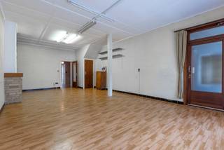 Immeuble de rapport avec maison de commerce, deux appartements et un garage sur la Chaussée de Gand.Situé dans un endroit pratique près des...