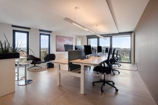 Dankzij de nabijheid van belangrijke invalswegen geniet u van een vlotte verbinding richting Brussel en andere steden.Dit ruim en instapklaar appartement beschikt momenteel over 2 volwaardige slaapkamers, met de mogelijkheid tot het creëren van een 3e slaapkamer door het plaatsen van een gyproc wand. Daarnaast is er een 4e aparte kamer die perfect kan dienen als dressing, bureau of extra berging.Bij het betreden van het appartement komt u in een ruime inkomhal met gastentoilet en praktische berging.De lichtrijke woonkamer met open, moderne keuken vormt het hart van de woning. Dankzij de grote raampartijen geniet u hier van een aangename lichtinval en een open gevoel.Verder zijn er 2 badkamers, beide uitgerust met een inloopdouche en (dubbele) lavabo.Extra troeven:- Eén ondergrondse autostaanplaats inbegrepen (Daarnaast zijn er nog 3 extra autostaanplaatsen beschikbaar, indien interesse, met mogelijkheid tot aankoop van deze bijkomende staanplaatsen)- 3 privatieve fietsplaatsen in de fietsenberging- Praktische indeling met veel opbergruimte- Flexibel gebruik: momenteel ingericht als kantoor, eenvoudig om te vormen tot woonruimteInteresse in dit veelzijdige appartement op een absolute toplocatie in Leuven? Contacteer ons voor meer informatie of een bezoek ter plaatse.